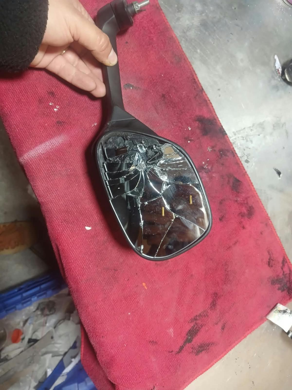 Vidrio de espejo retrovisor roto antes del cambio